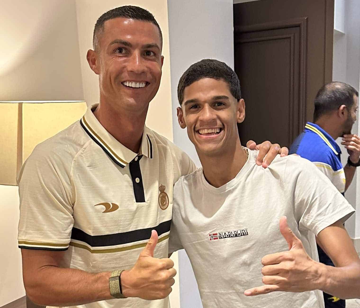 Receba! Luva de Pedreiro realiza sonho e conhece Cristiano Ronaldo