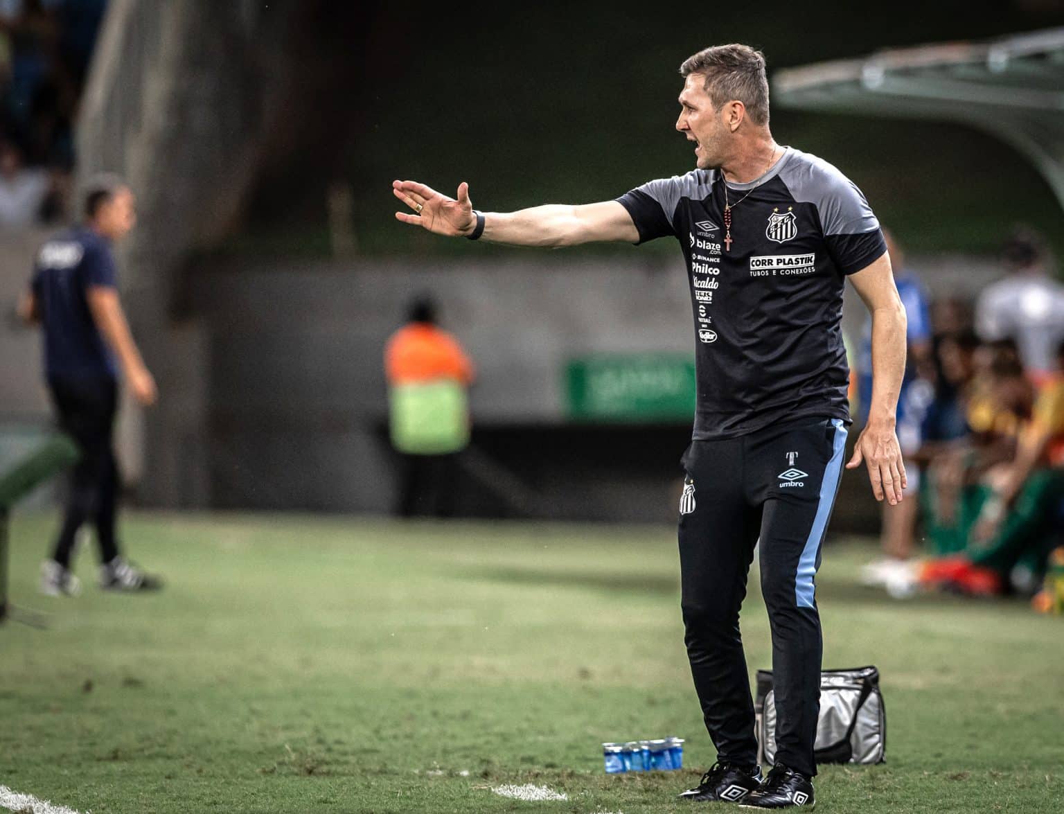 Santos: perfil ‘disciplinador’ de Turra divide elenco e torcida
