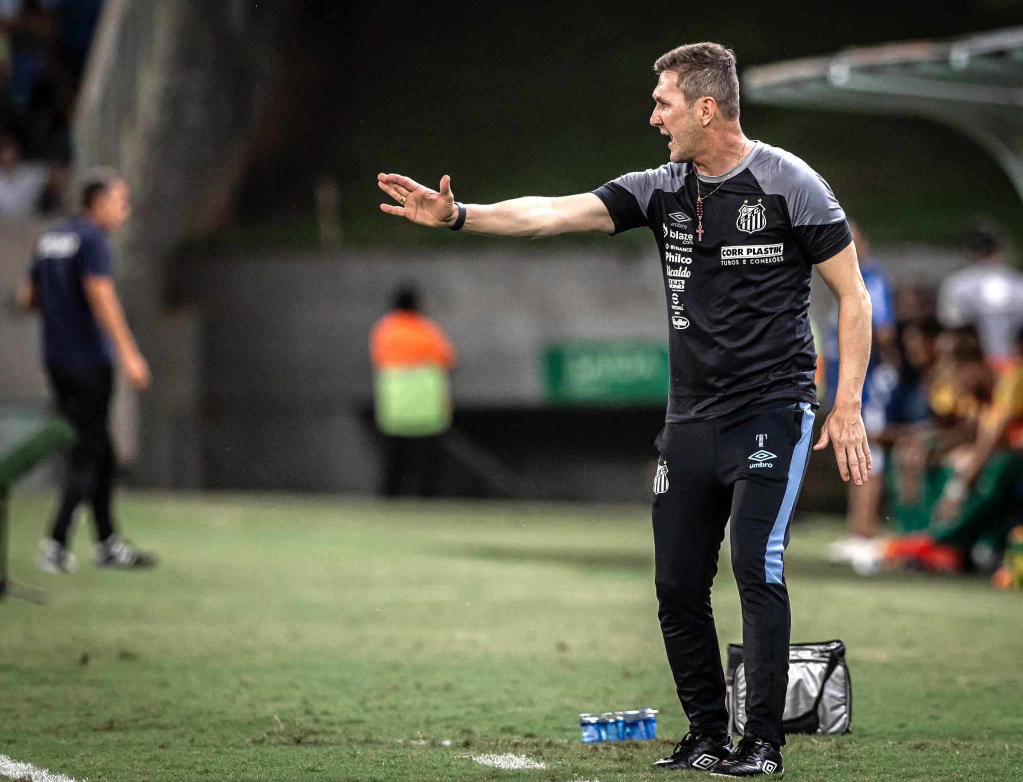 Santos: perfil &lsquo;disciplinador&rsquo; de Turra divide elenco e torcida