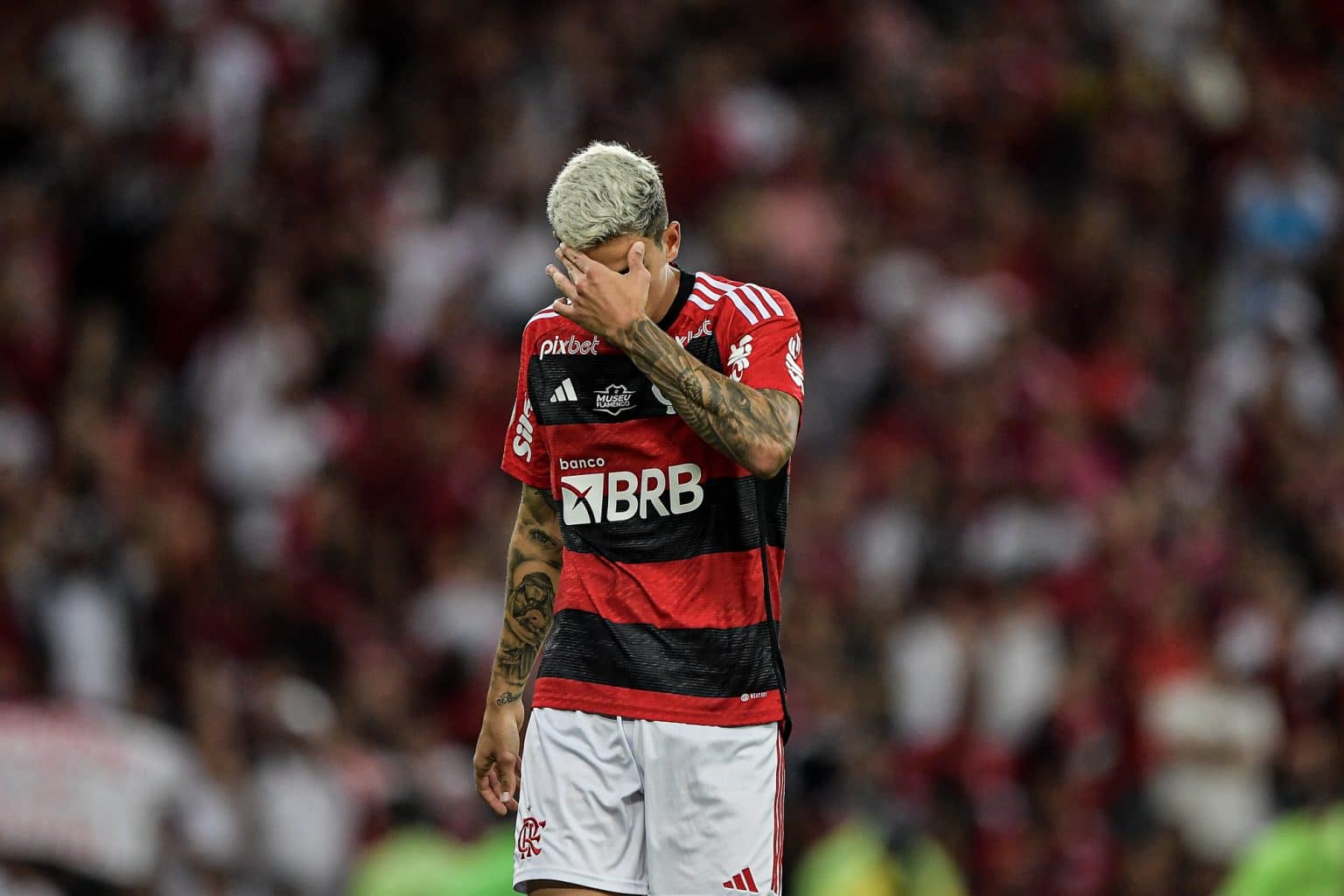 Flamengo: torcida se solidariza, mas critica atitude de Pedro