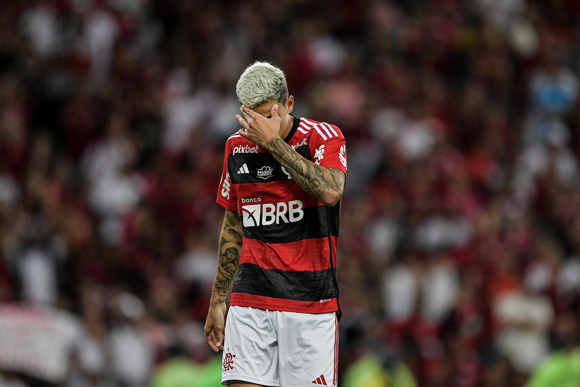 Flamengo: torcida se solidariza, mas critica atitude de Pedro