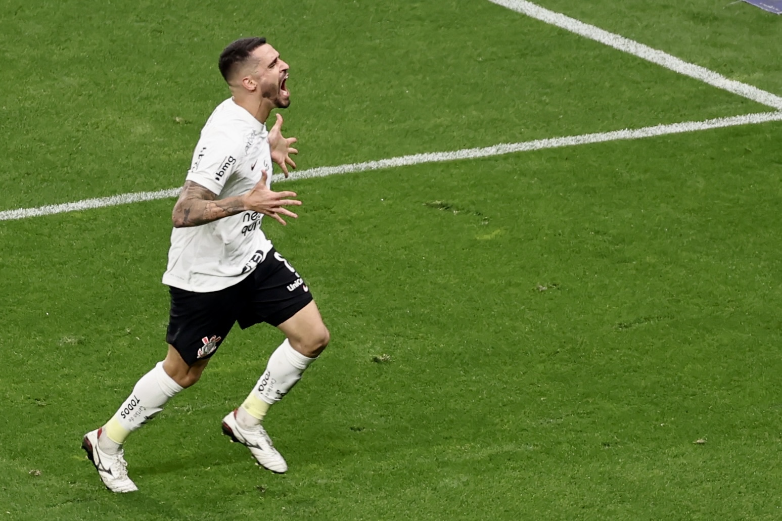 Corinthians vence São Paulo em noite de provocação de ex e reação de torcedores