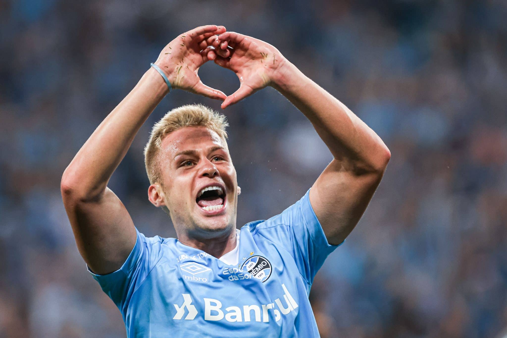 Gr&ecirc;mio: conhe&ccedil;a Ronald, jovem de multa milion&aacute;ria que virou 'her&oacute;i' contra Galo