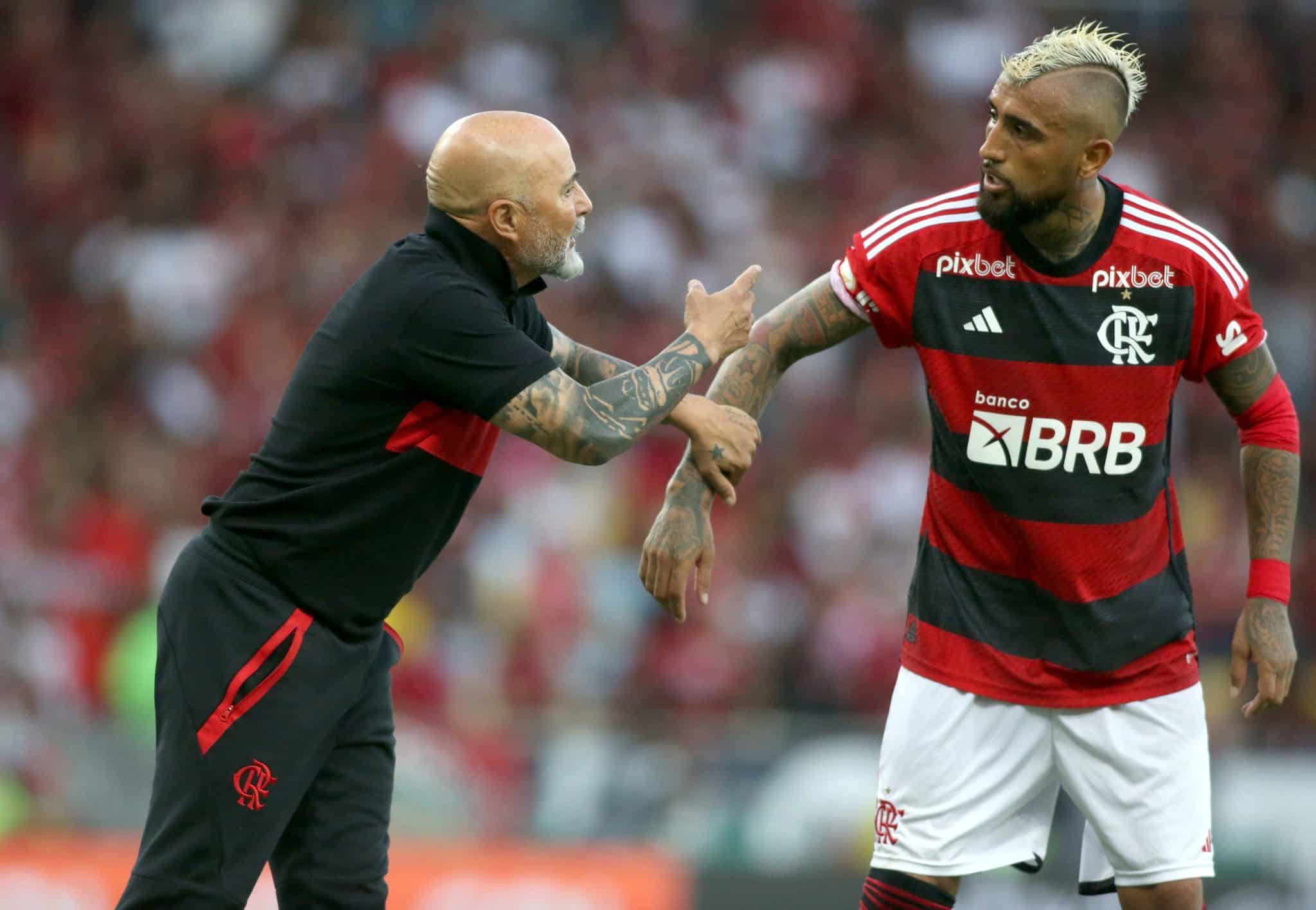 A caminho do Athletico, Vidal teve 2023 conturbado no Flamengo