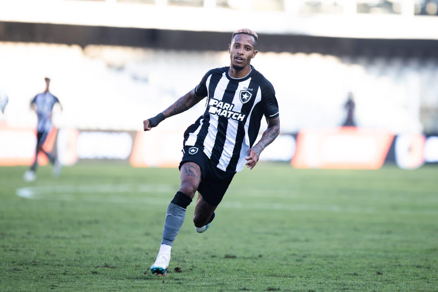 Botafogo: novo visual de Tchê Tchê viraliza e repercute nas redes sociais