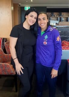 Manicure na Austrália, torcedora realiza sonho e conhece Marta: ‘alicate tremeu’