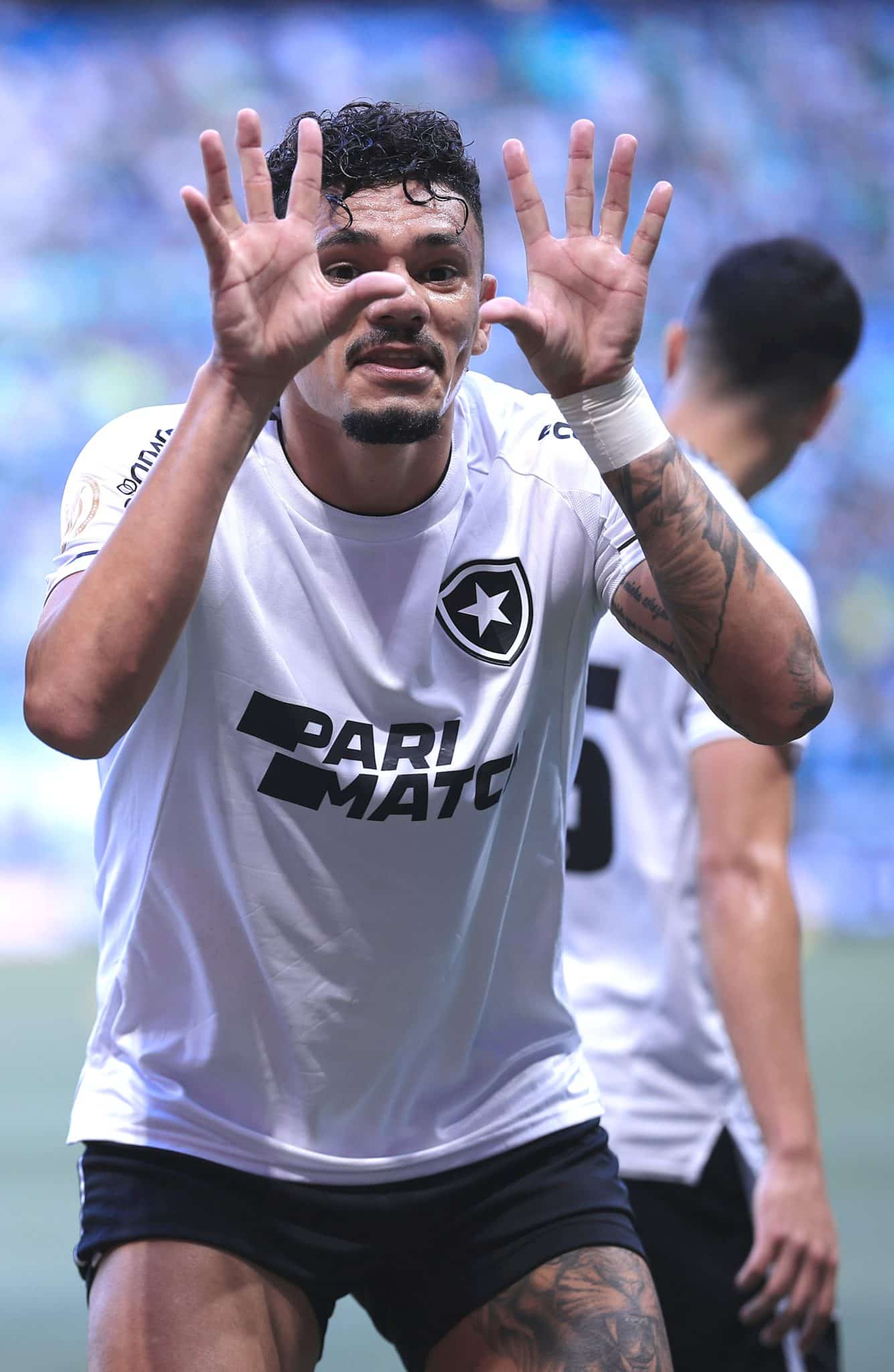 Al&eacute;m dos gols: Tiquinho Soares brilha fora da &aacute;rea