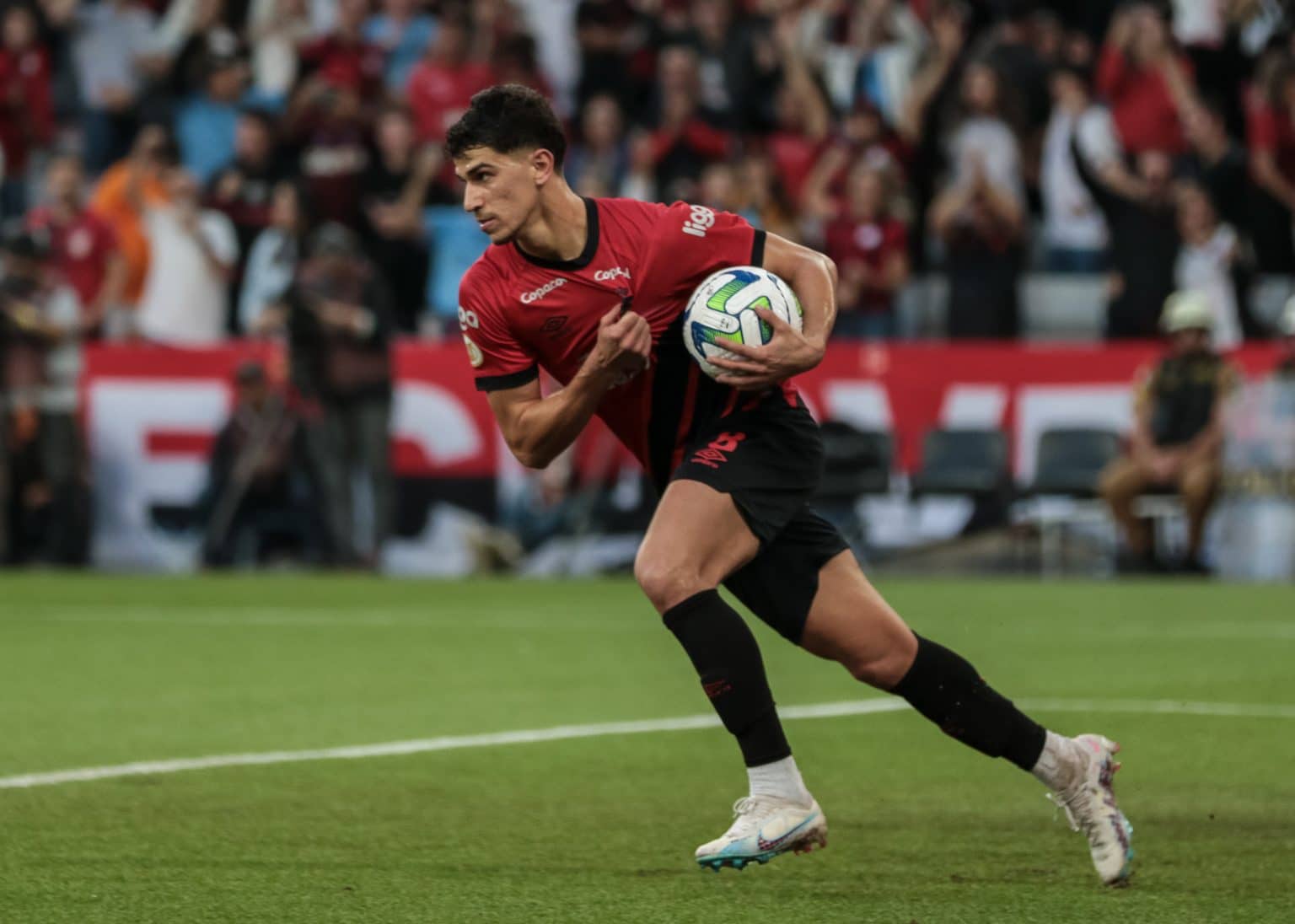 Athletico tem 15 jogos a mais que advers&aacute;rio da Libertadores em 2023; aproveitamento brasileiro &eacute; superior