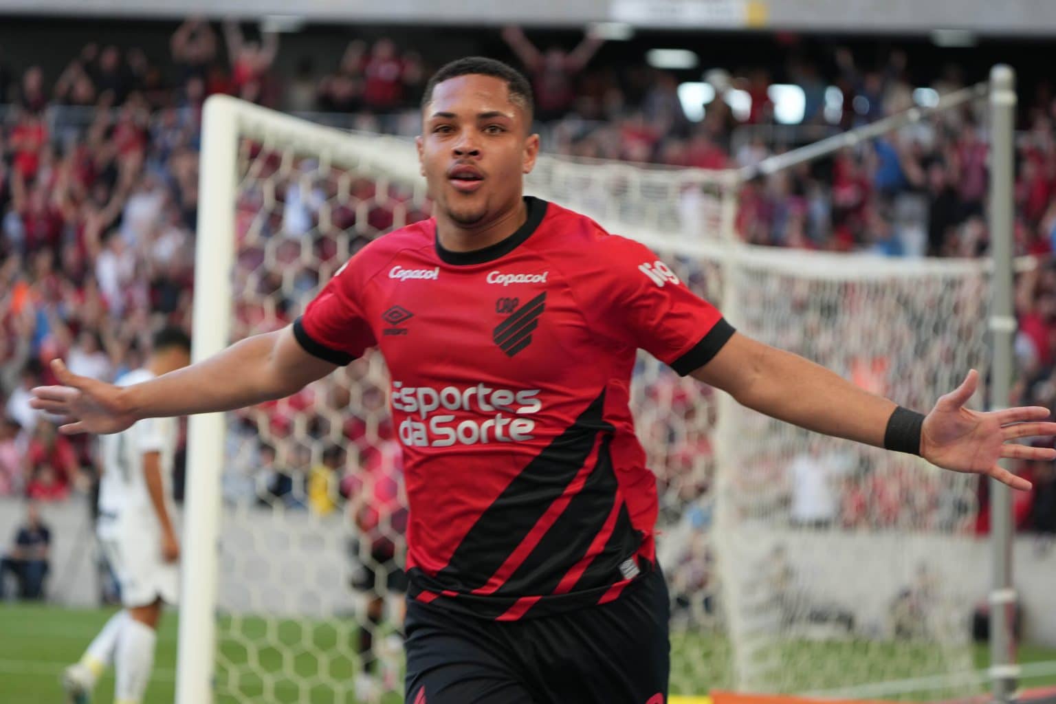 Quase 20 vezes mais! Em um ano, Athletico &lsquo;bomba&rsquo; valor de Vitor Roque