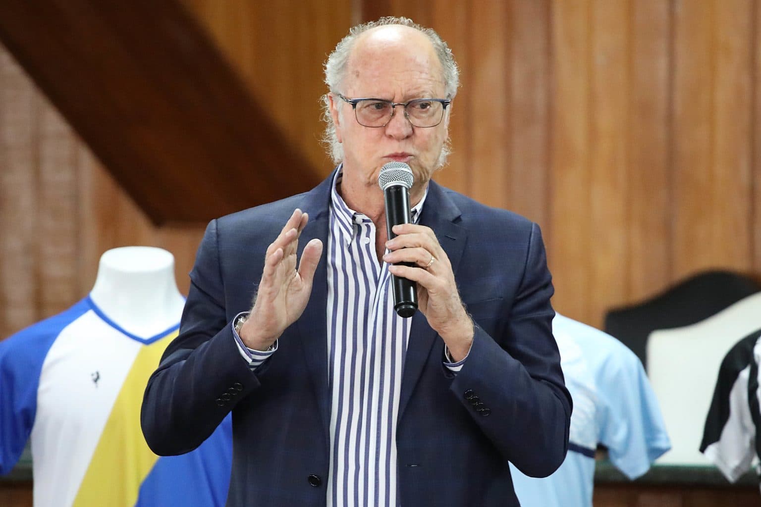 Santos: Falc&atilde;o comete nova gafe, coleciona pol&ecirc;micas e tem campanha para sa&iacute;da