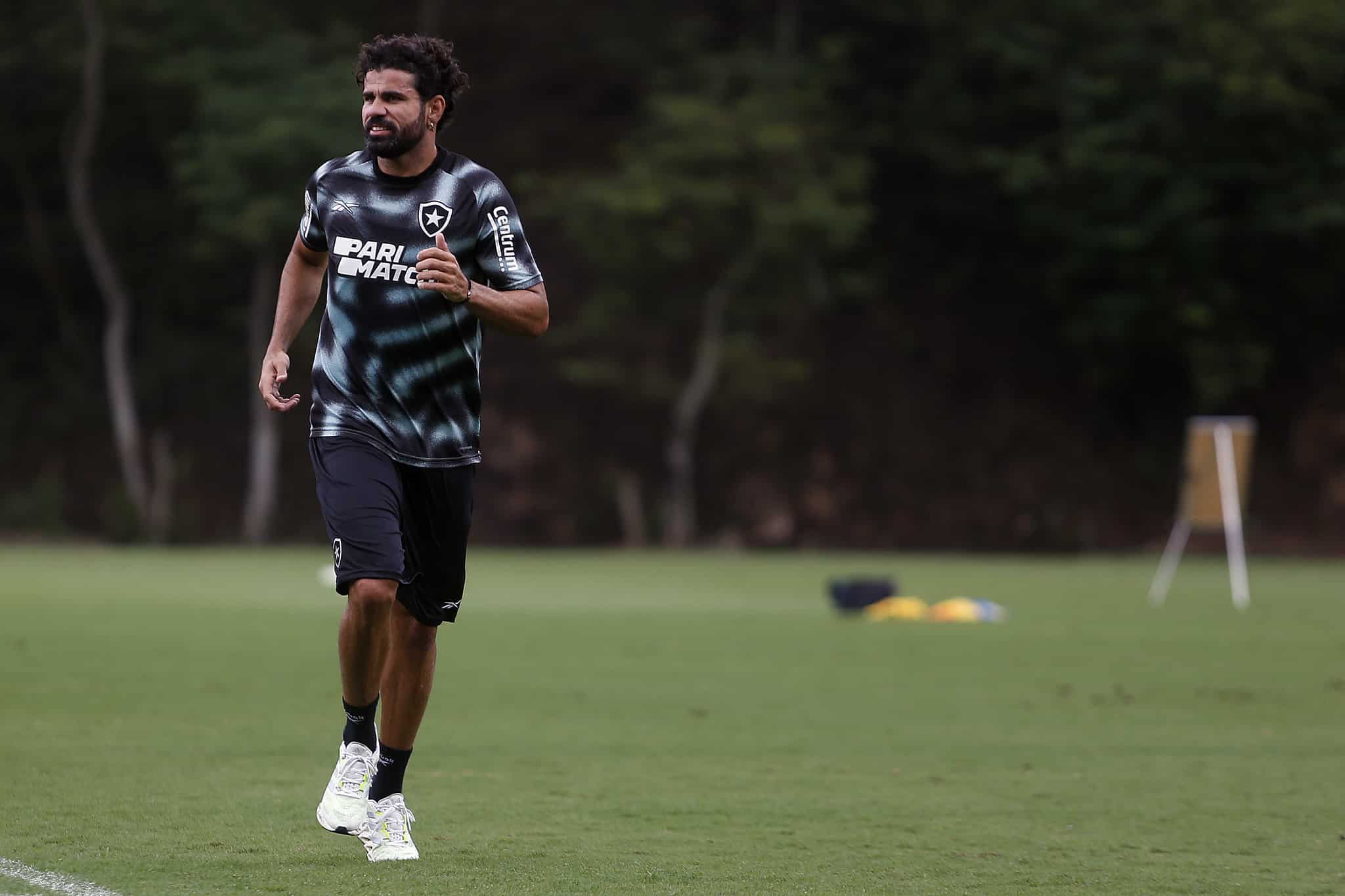 Botafogo: Diego Costa é relacionado e pode ser titular contra o São Paulo