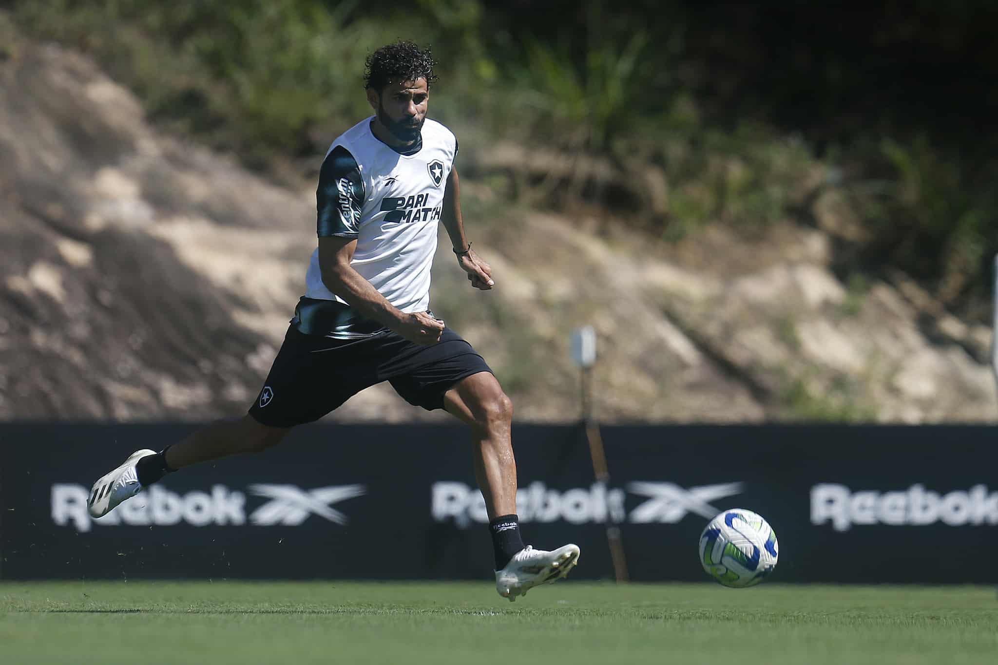 Botafogo: Diego Costa é regularizado e pode estrear pelo clube