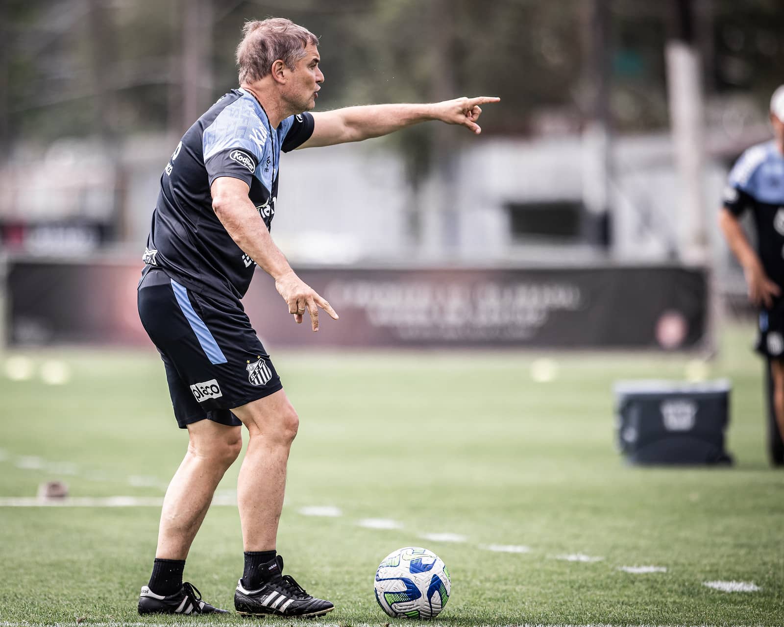 Santos inicia prepara&ccedil;&atilde;o para encarar o Am&eacute;rica-MG fortalecido na lateral direita