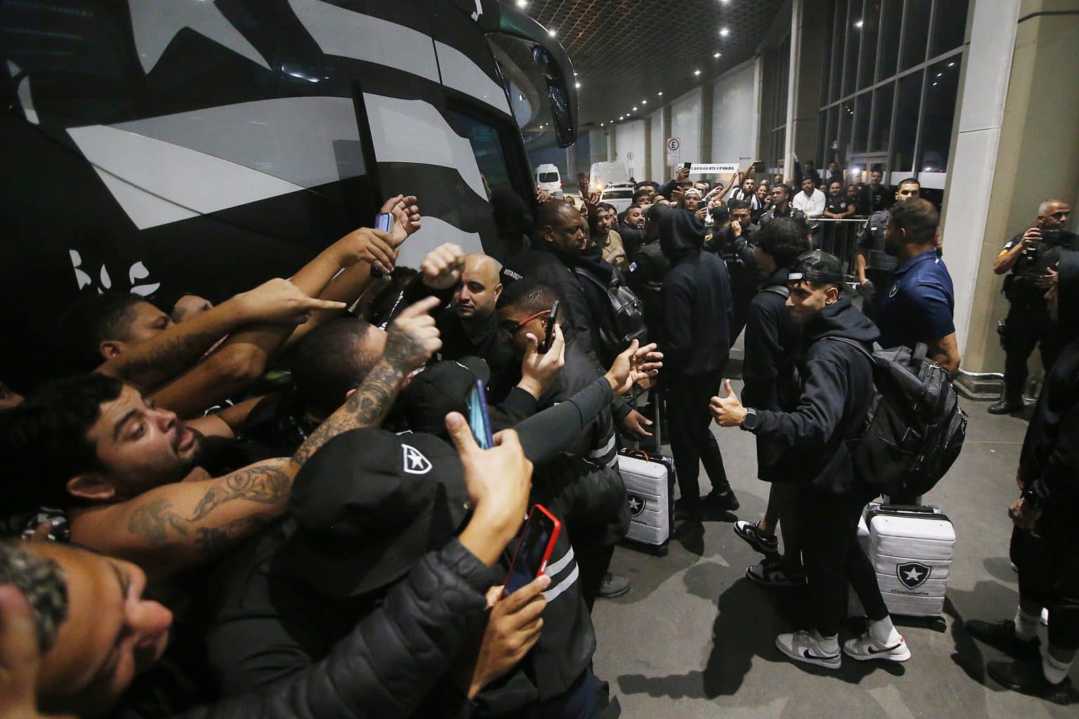 Torcida do Botafogo recebe jogadores com festa e apoio ap&oacute;s elimina&ccedil;&atilde;o na Sul-Americana