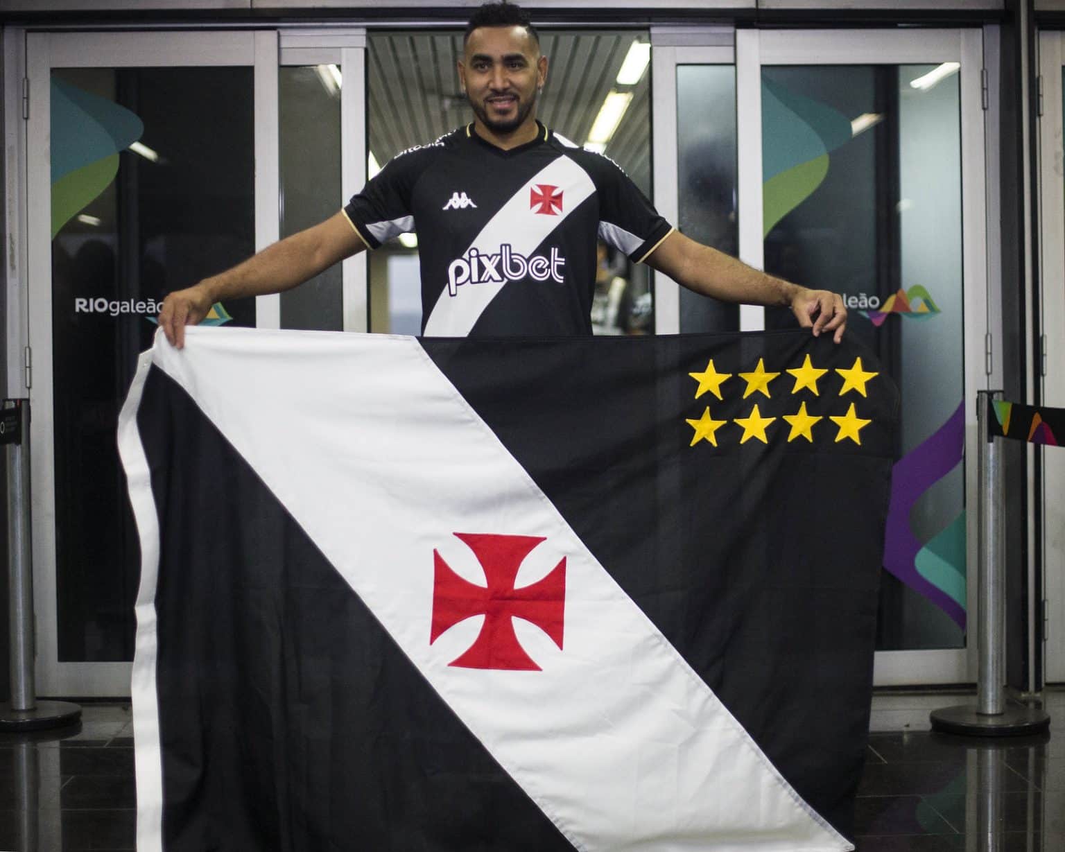 Vasco: Com sinalizadores e m&uacute;sica para Payet, vasca&iacute;nos &lsquo;invadem&rsquo; Gale&atilde;o &agrave;s 5h da manh&atilde;