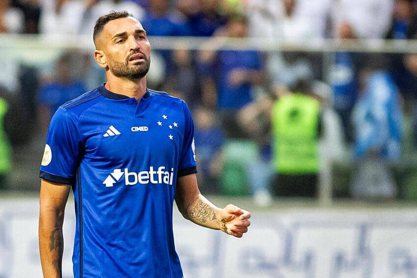 Ap&oacute;s erro, Gilberto fica de fora de relacionados do Cruzeiro
