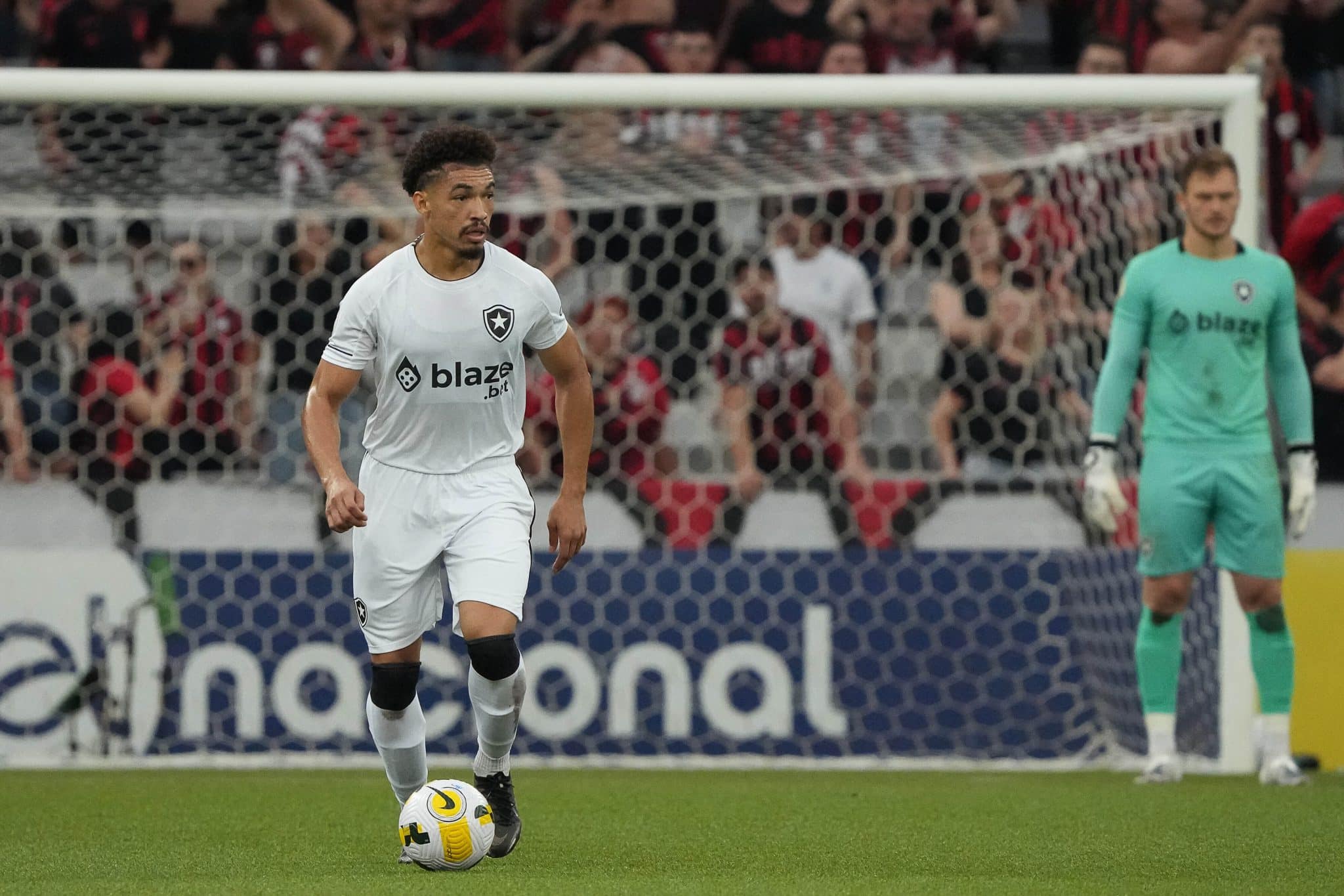 Venda de Perri e Adryelson de Botafogo para o Lyon divide opini&otilde;es: &lsquo;At&eacute; parece que ia recusar&rsquo;