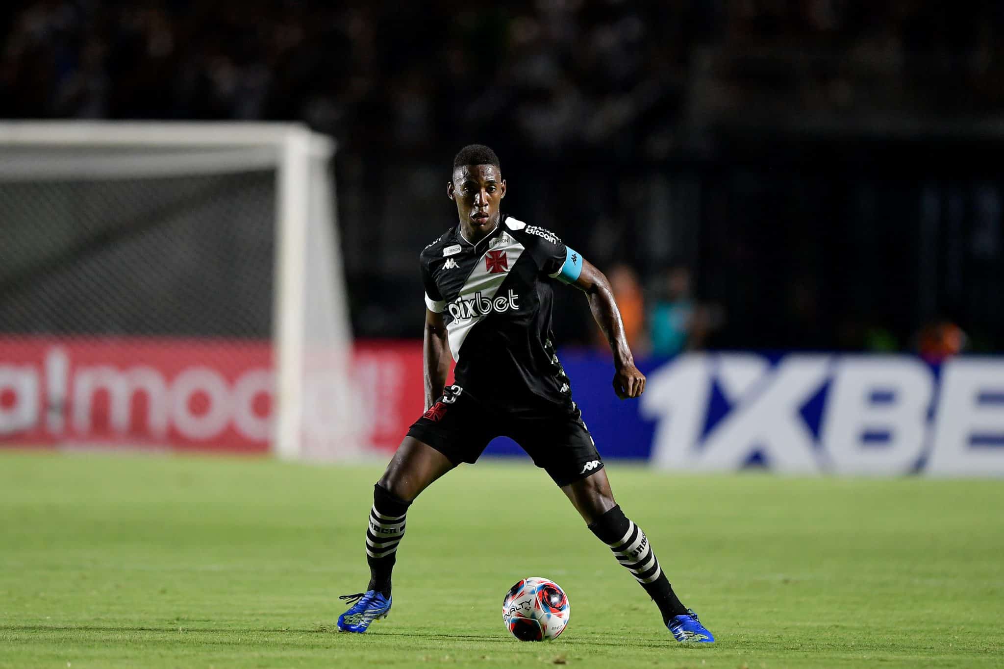 Vasco: zagueiro L&eacute;o faz apelo por libera&ccedil;&atilde;o de S&atilde;o Janu&aacute;rio e critica interdi&ccedil;&atilde;o