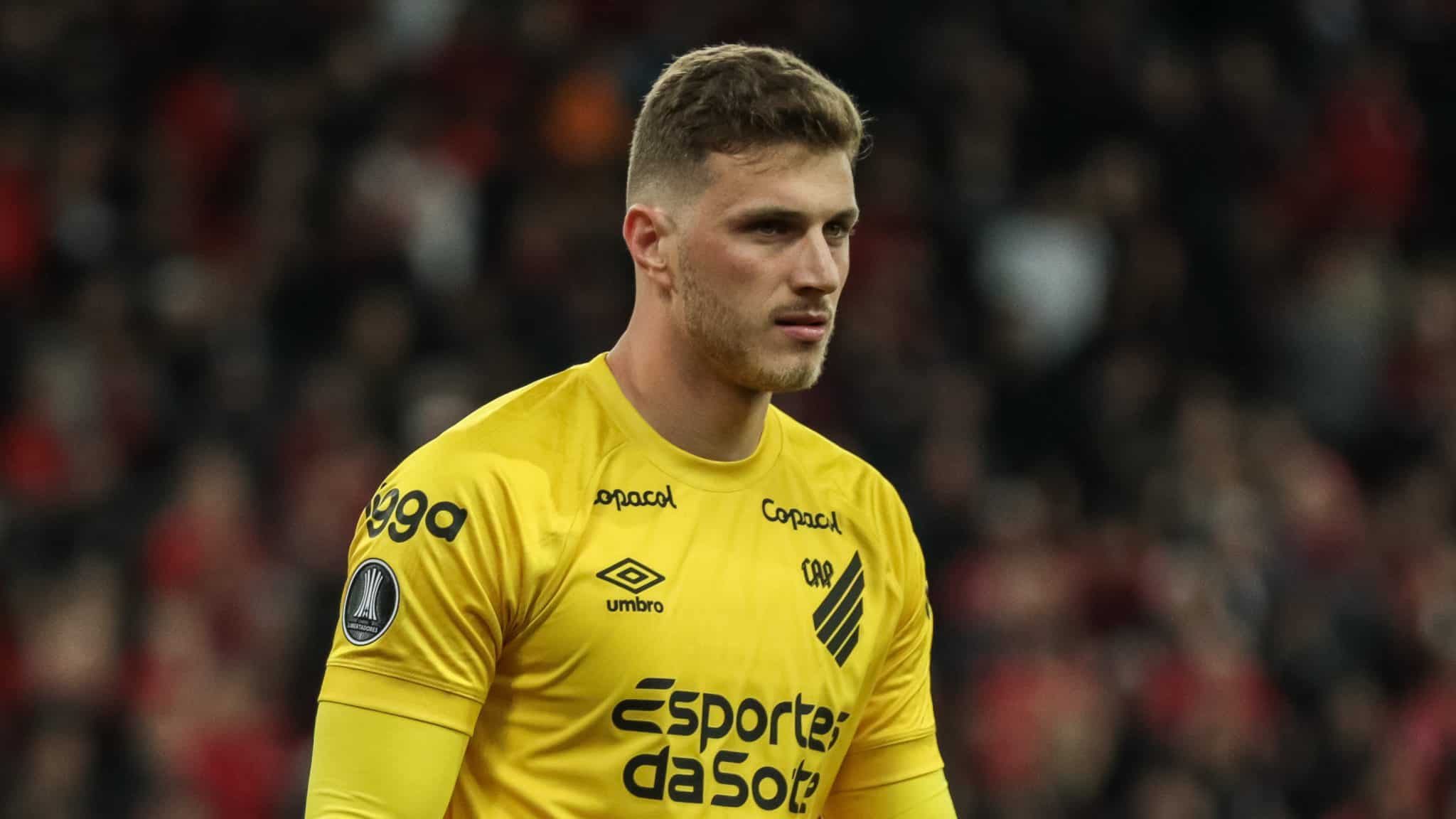 Sevilla tem interesse em Bento, do Athletico-PR, para lugar de Bono