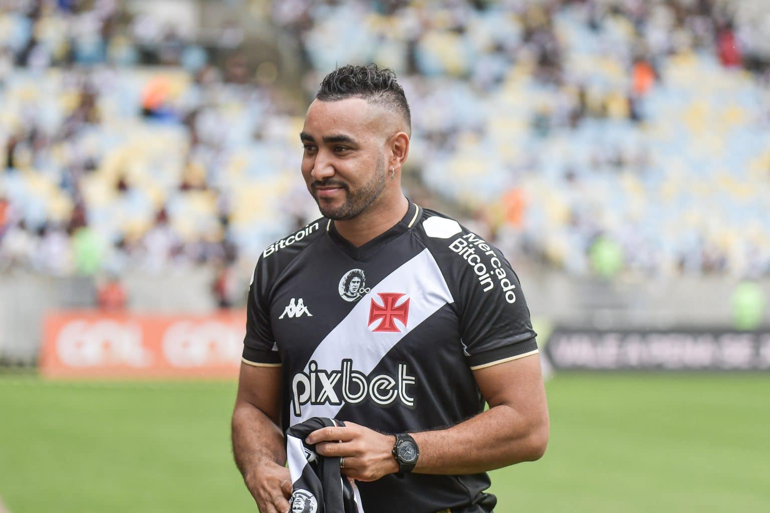 Vasco: Payet &eacute; apresentado no Maracan&atilde; e recebe camisa da neta de Dinamite