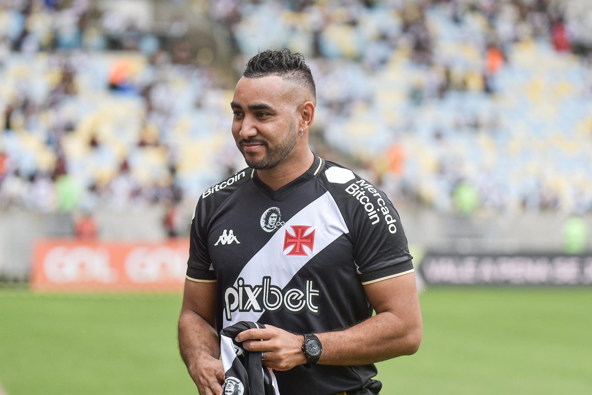 Vasco: Payet &eacute; apresentado no Maracan&atilde; e recebe camisa da neta de Dinamite