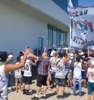 Torcida vai apoiar, é barrada, invade CT do Fluminense e ato termina em confusão
