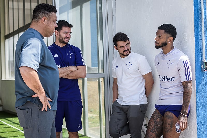Ronaldo conversa com jogadores e funcion&aacute;rios do Cruzeiro na Toca da Raposa 2