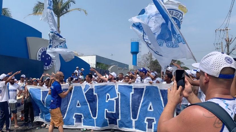 Veja v&iacute;deos exclusivos do protesto da torcida do Cruzeiro na Toca 2
