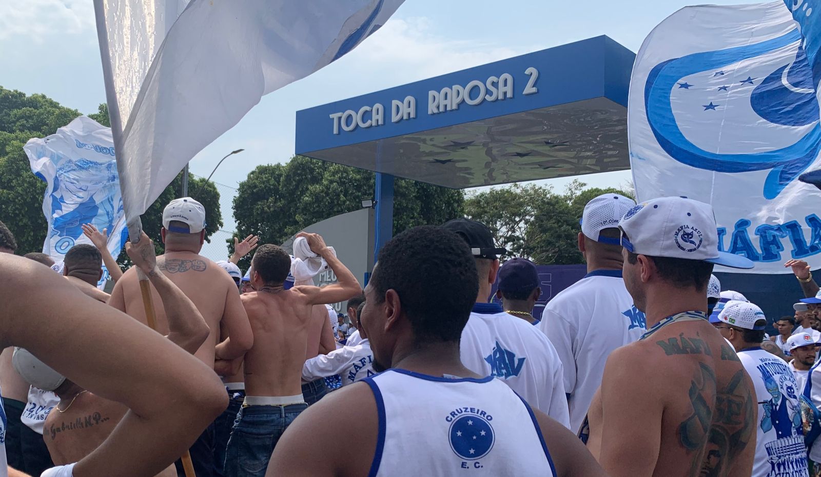 Cruzeiro: torcida protesta na Toca 2 e Gilberto é o principal alvo