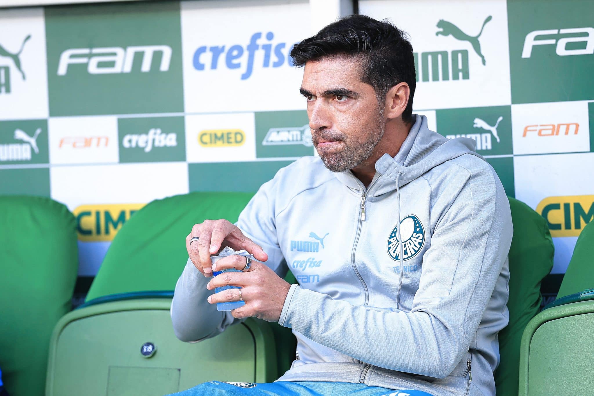 Jornalista ataca Abel e torcedores do Palmeiras respondem: ‘Coloniza mais’