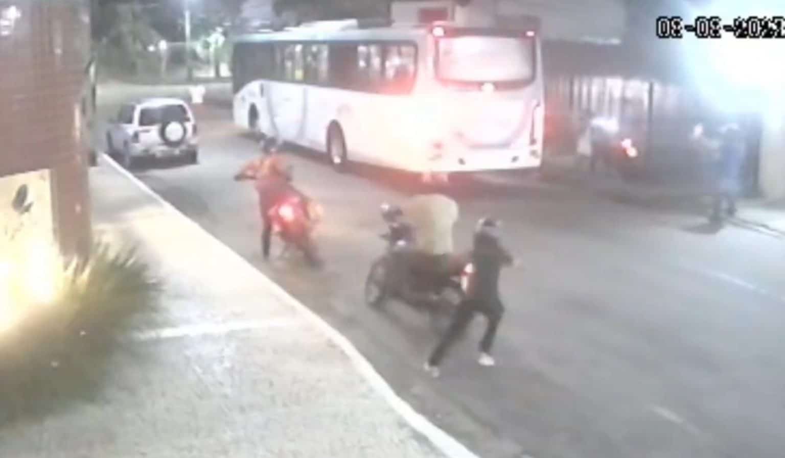 Organizada do Ceará cerca ônibus com torcedores do Fortaleza e arremessa rojões e bombas