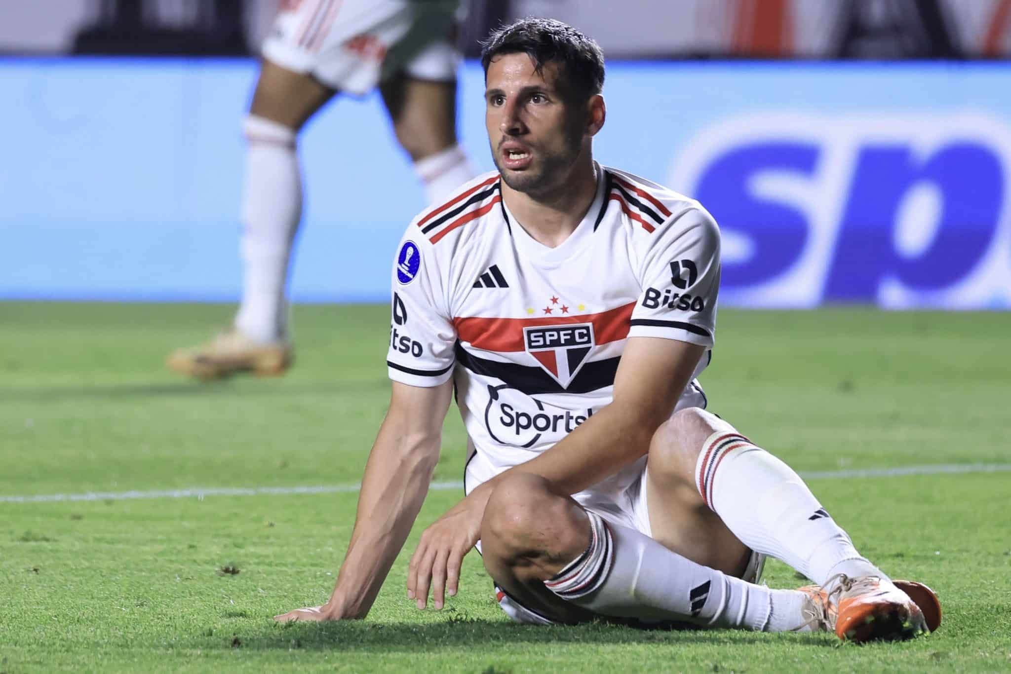 &ldquo;Calleri pipoqueiro&rdquo;: atacante &eacute; apontado como maior culpado por elimina&ccedil;&atilde;o do S&atilde;o Paulo
