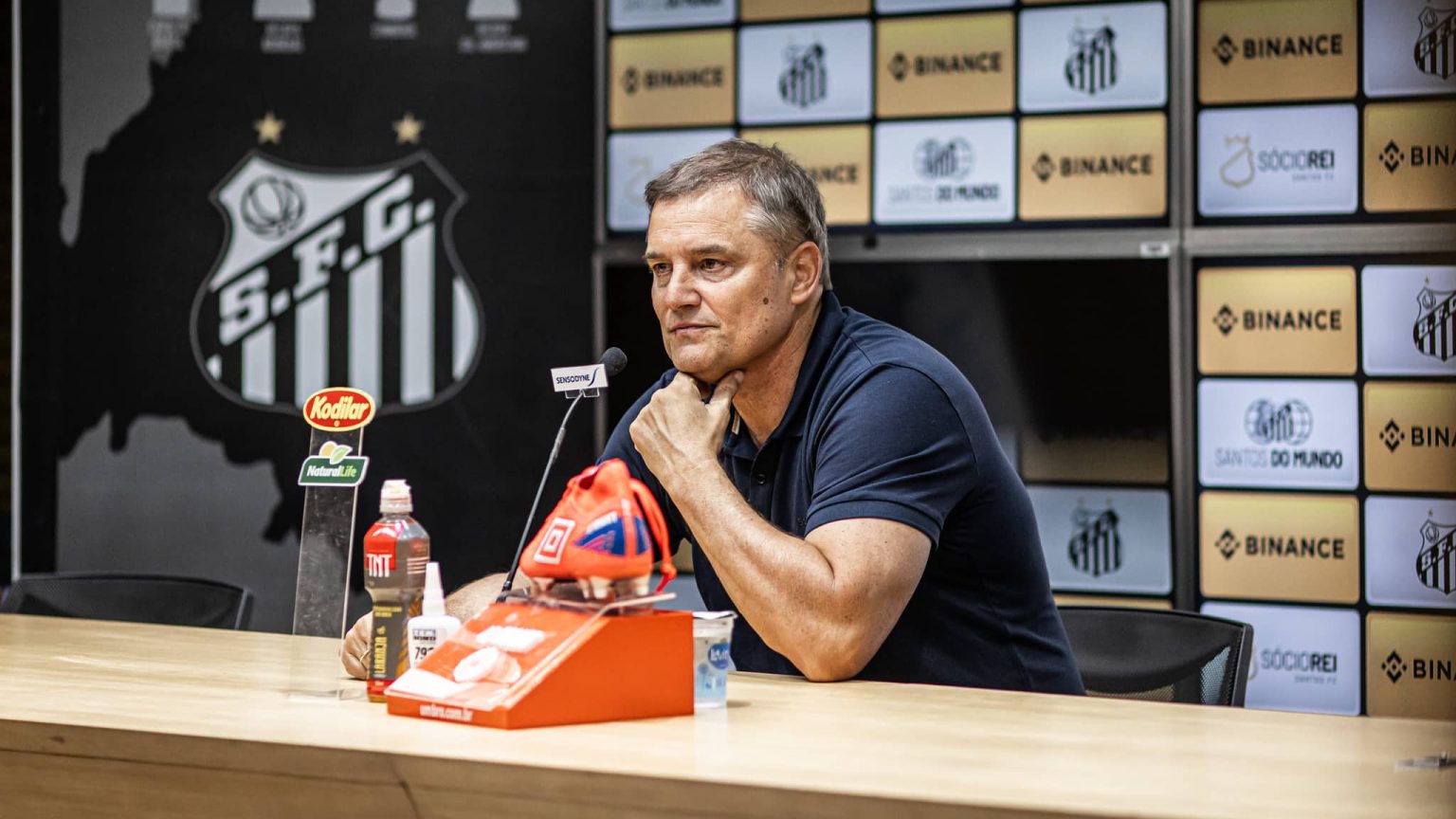 Aguirre cai nas graças da torcida do Santos: ‘Olha o sorriso desse homem’