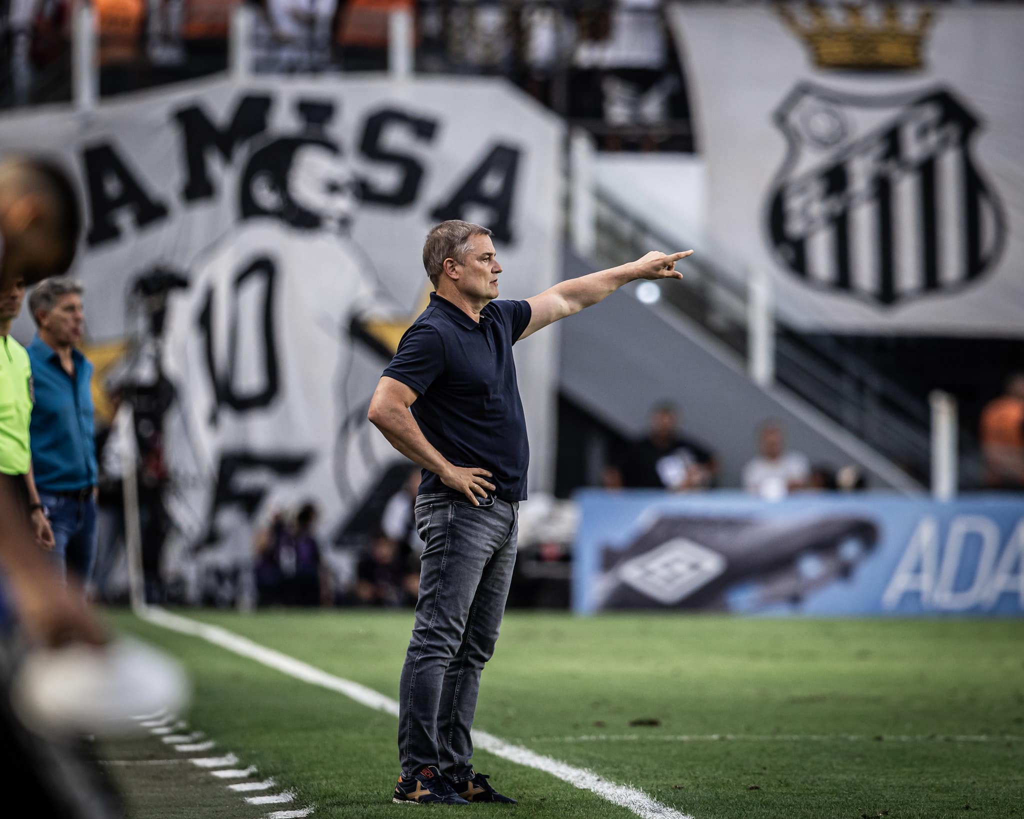 Aguirre cai nas graças da torcida do Santos: 'Olha o sorriso desse homem'