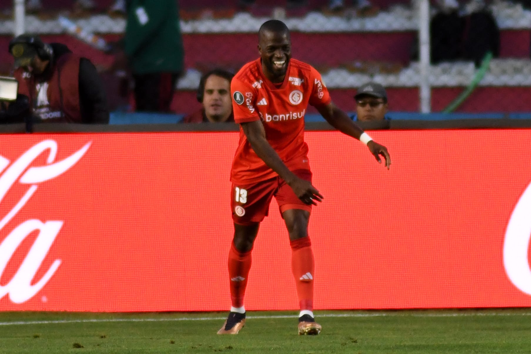 Internacional: Valencia decide, deixa Colorado com 'um p&eacute;' na semifinal e leva torcida &agrave; loucura