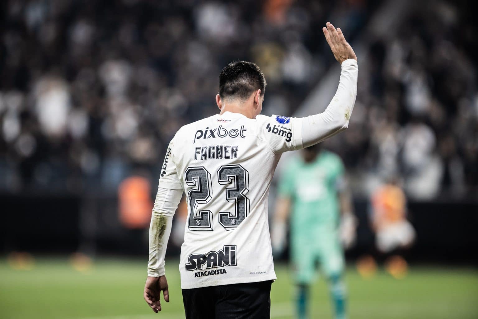 Corinthians vence o Coritiba, mas Fágner não escapa de críticas