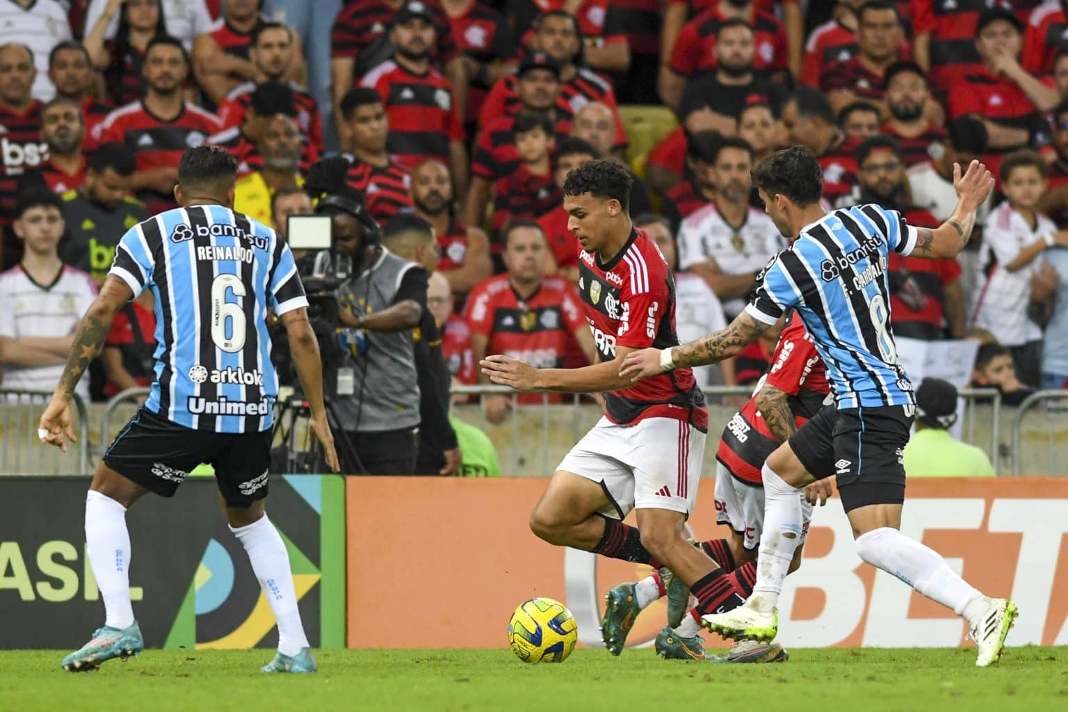 Com &aacute;udio do VAR, gremistas alegam favorecimento ao Flamengo: &ldquo;VARmengo&rdquo;