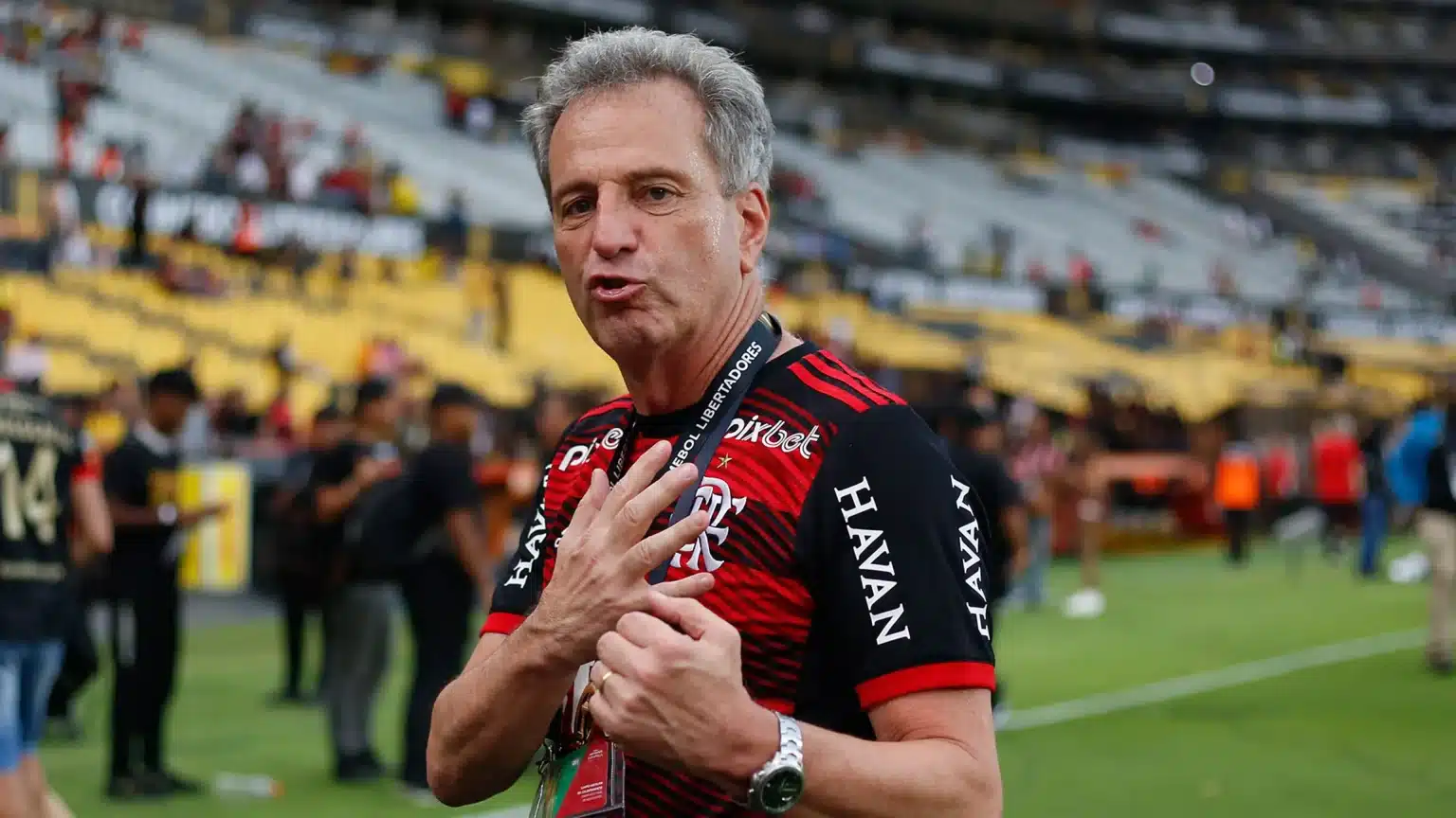 Flamengo: Torcedores detonam Landim por atitude ‘fria’ do presidente com ídolo do clube