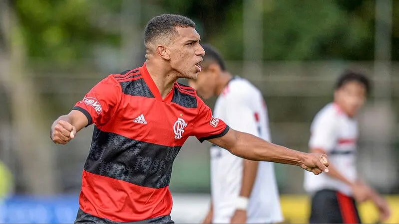 Flamengo encaminha empréstimo de joia da base ao Barcelona, mas negociação mela