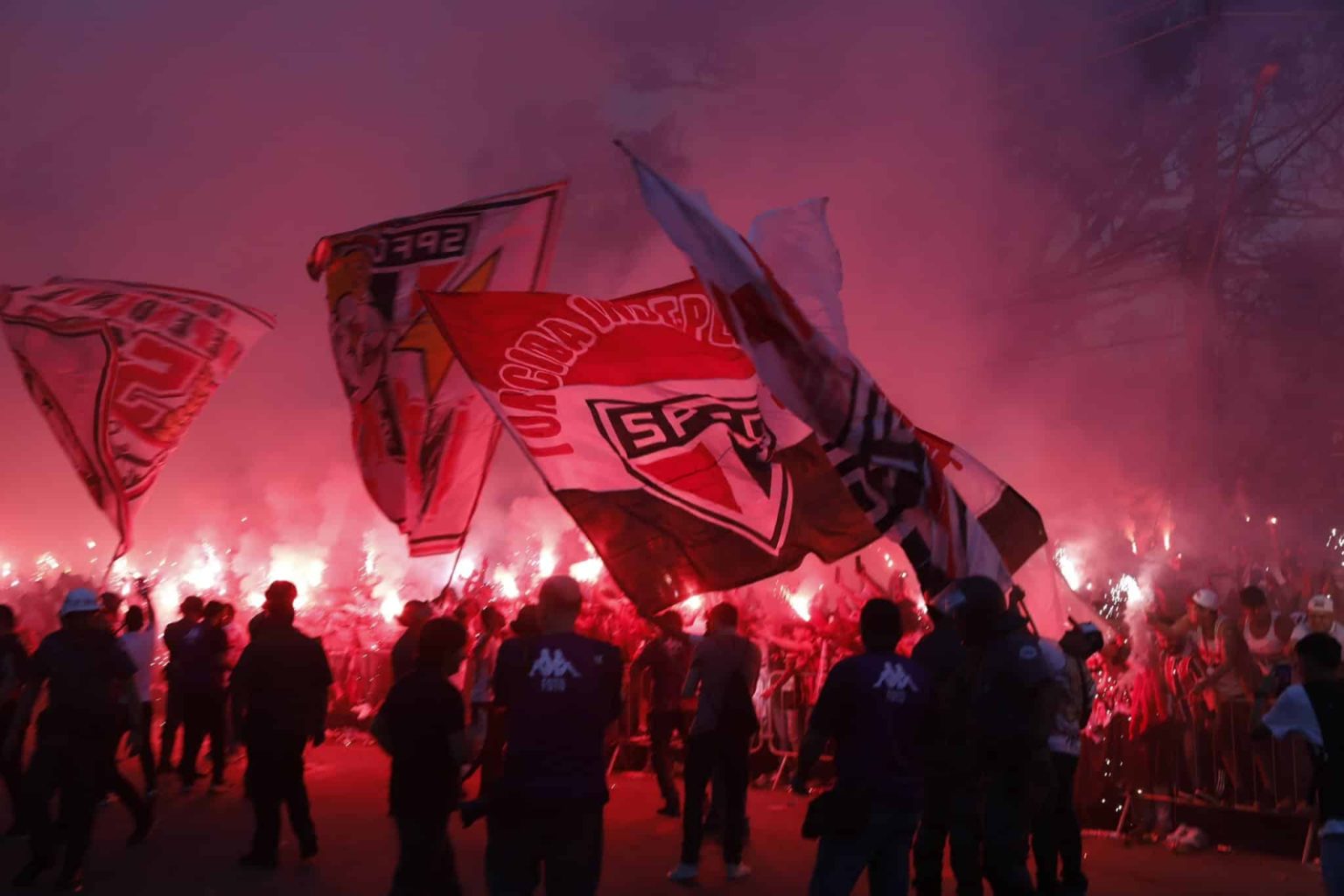 São Paulo: torcida faz festa histórica antes de clássico contra Corinthians