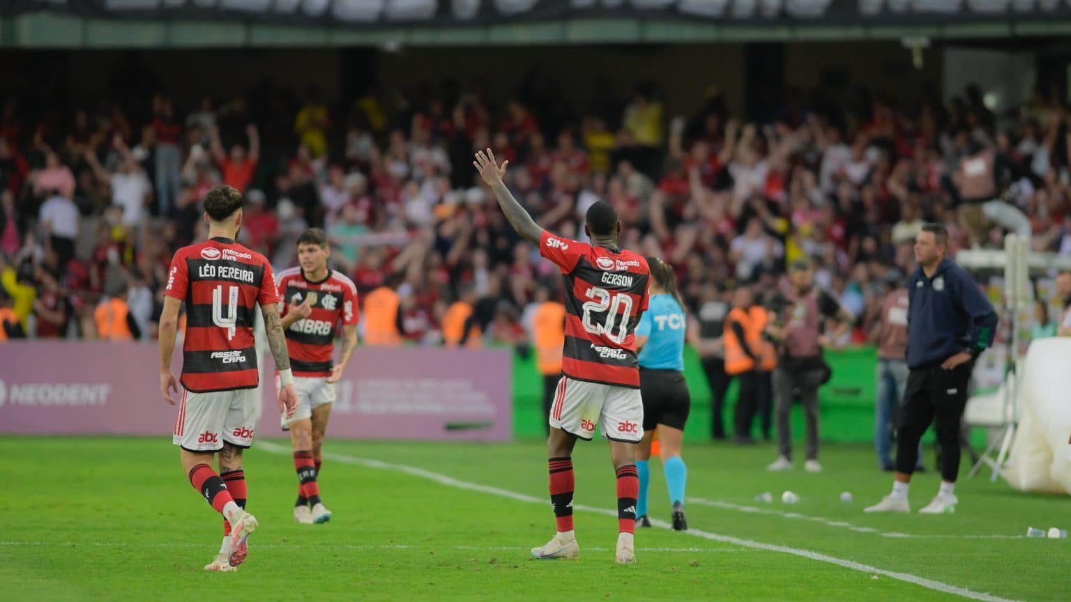 Flamengo vence Coritiba com gol no fim, mas irrita torcida: &lsquo;Insuport&aacute;vel&rsquo;