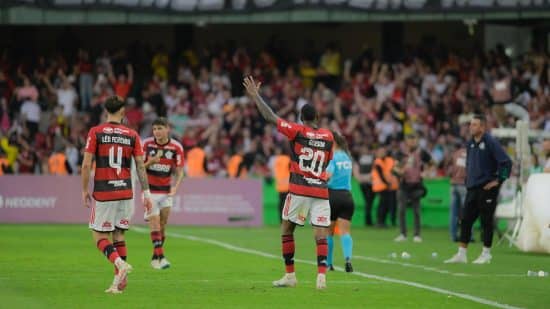 Flamengo vence Coritiba com gol no fim, mas irrita torcida: &lsquo;Insuport&aacute;vel&rsquo;