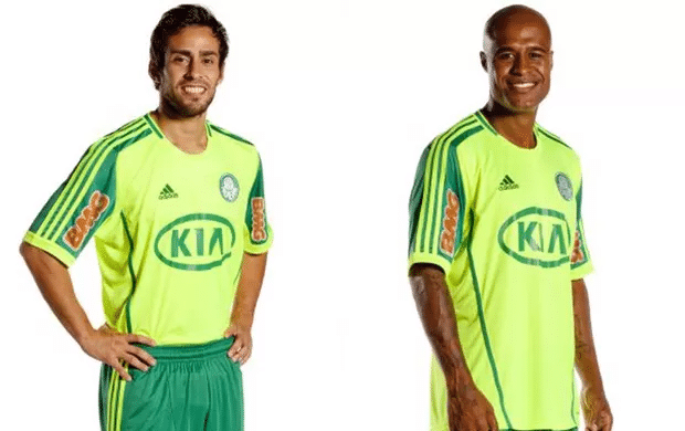 Vald&iacute;via e Marcos Assun&ccedil;&atilde;o vestem camisa 4 do Palmeiras em 2012
