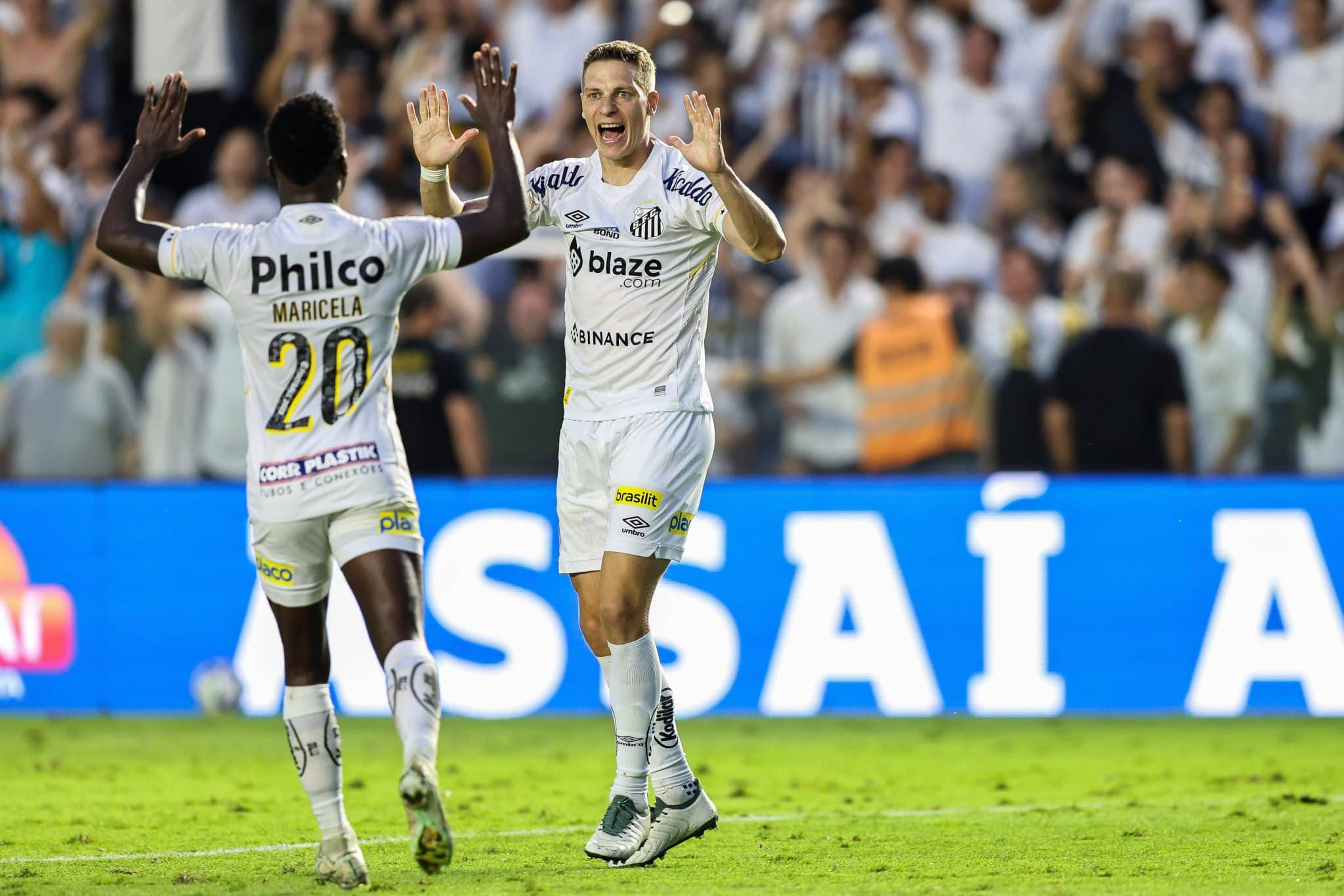 Torcedores do Santos provocam ap&oacute;s vit&oacute;ria contra o Gr&ecirc;mio: 'Tri rebaixado'