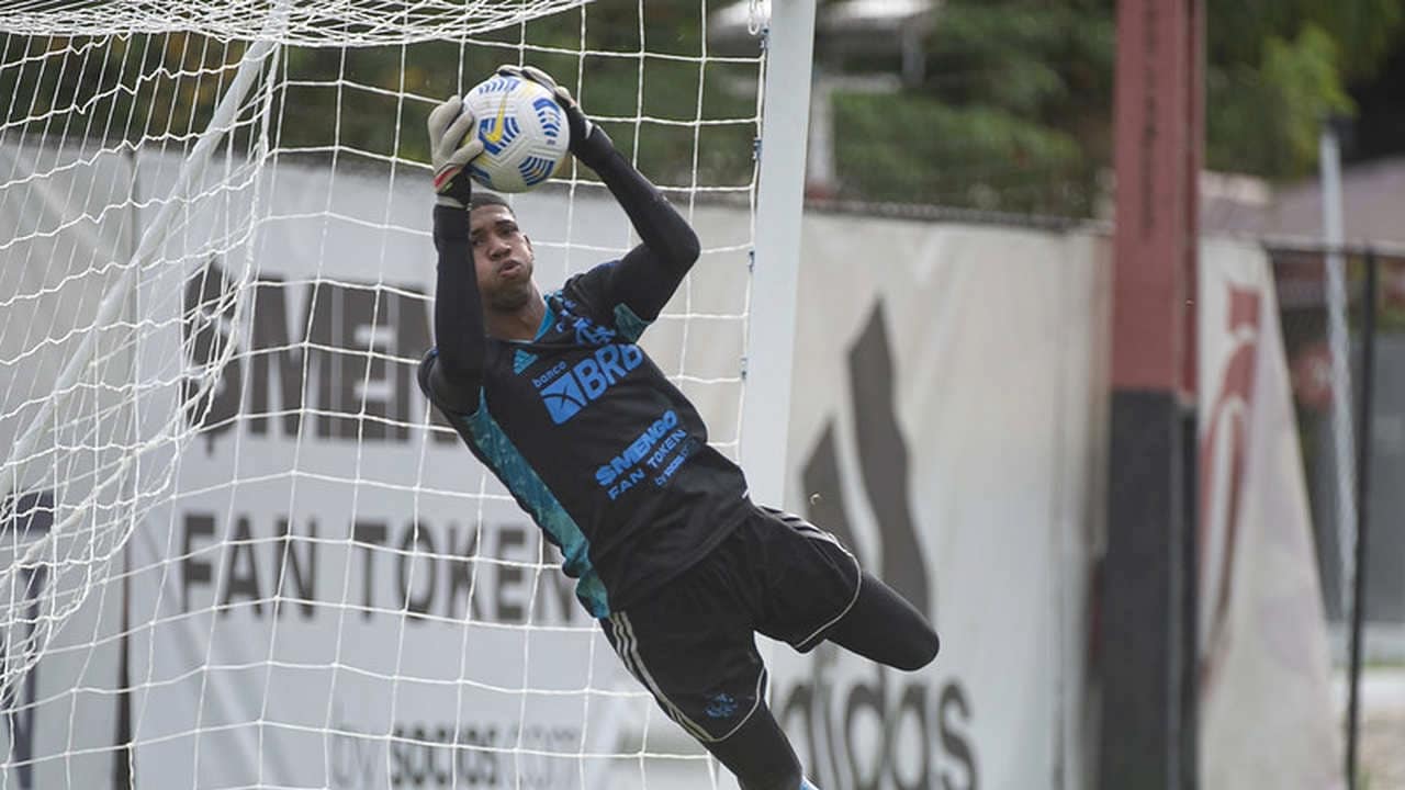 Flamengo vende goleiro da base ao Eintracht Frankfurt, da Alemanha