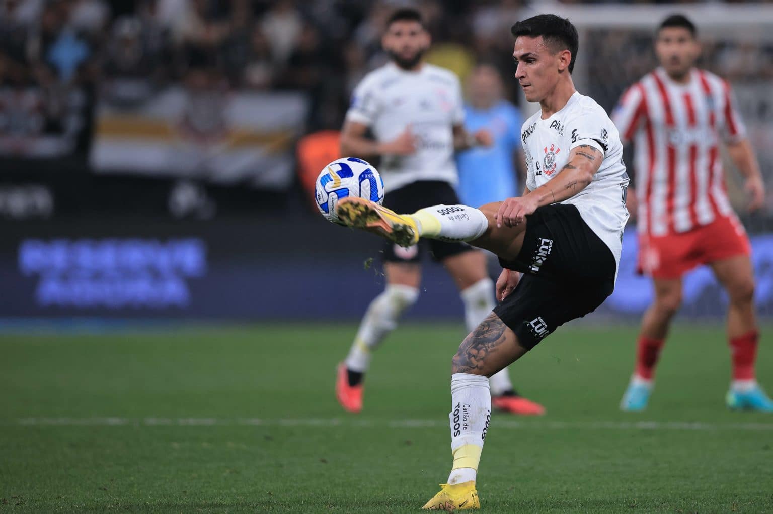 Torcida do Corinthians festeja assist&ecirc;ncia de Rojas em vit&oacute;ria sobre Estudiantes: &ldquo;Ele faz amor&rdquo;