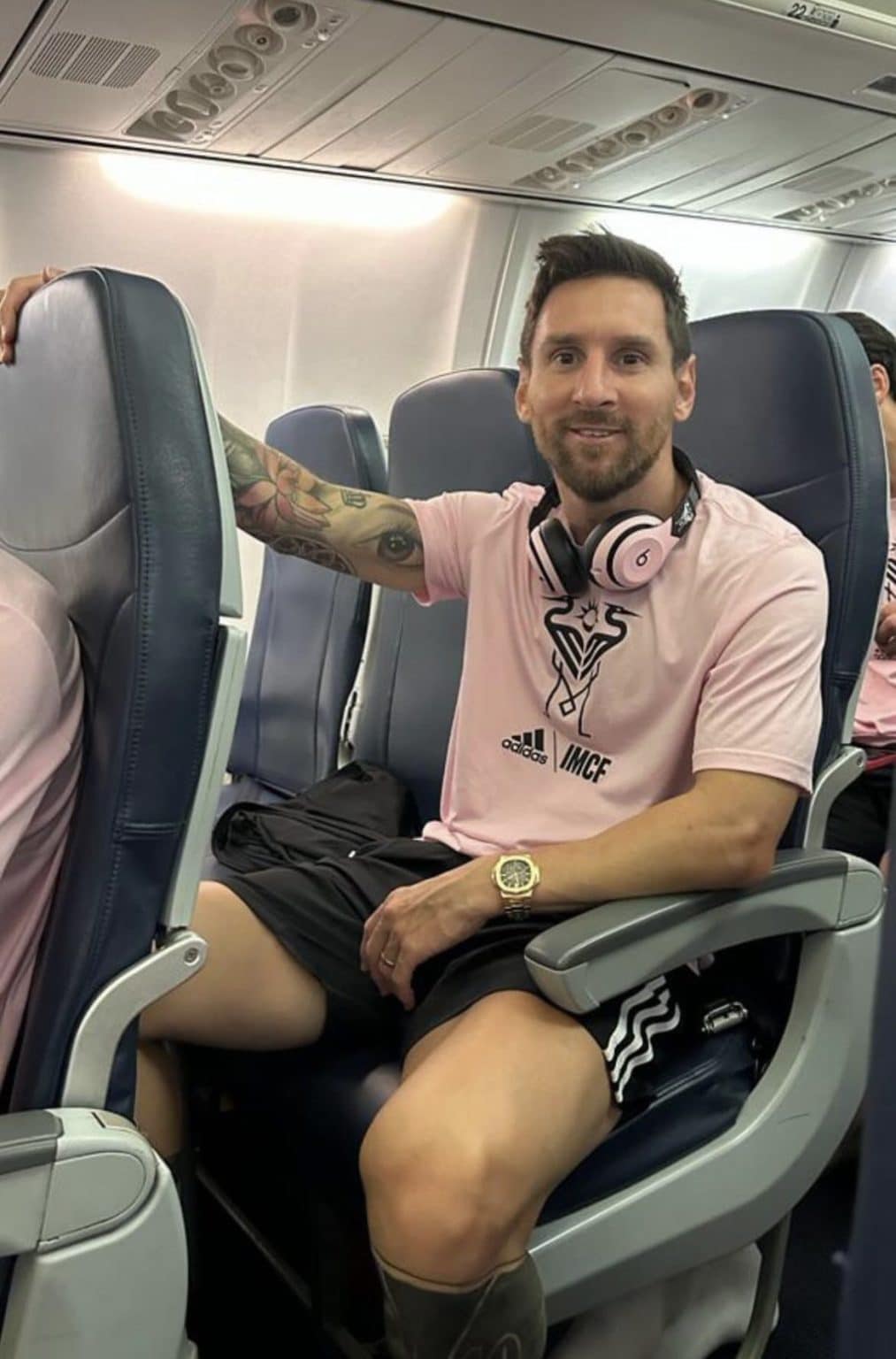 Messi viaja de classe econ&ocirc;mica e gera memes: &lsquo;Crise chega para todos&rsquo;