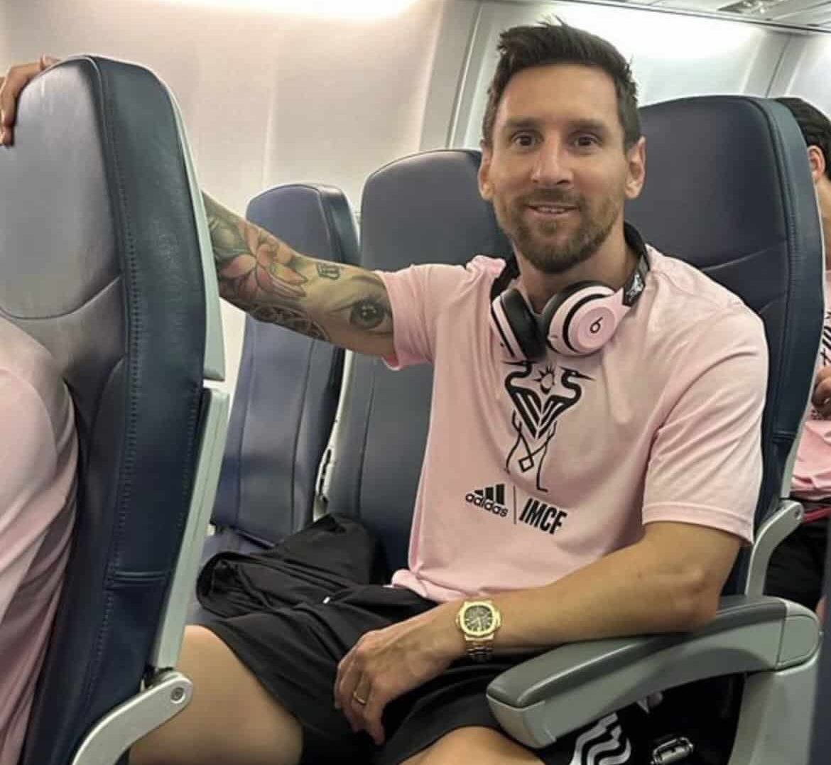 Messi viaja de classe econ&ocirc;mica e gera memes: &lsquo;Crise chega para todos&rsquo;