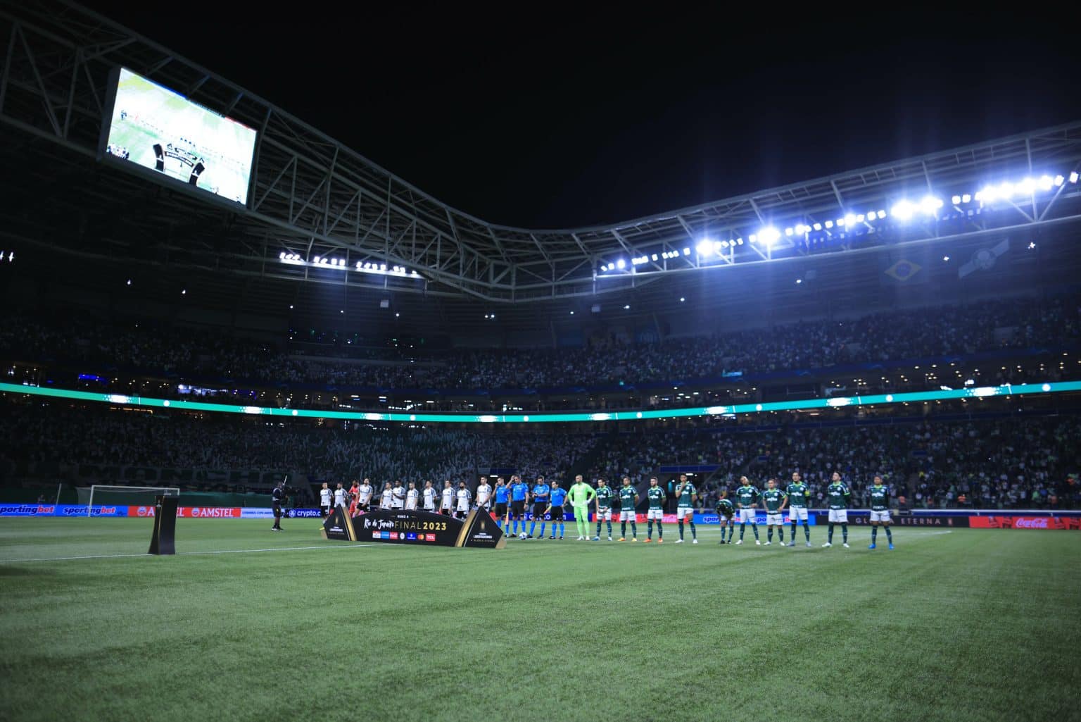 &Eacute; FIFA? &Acirc;ngulo de c&acirc;mera diferente em Palmeiras e Atl&eacute;tico-MG causa choque