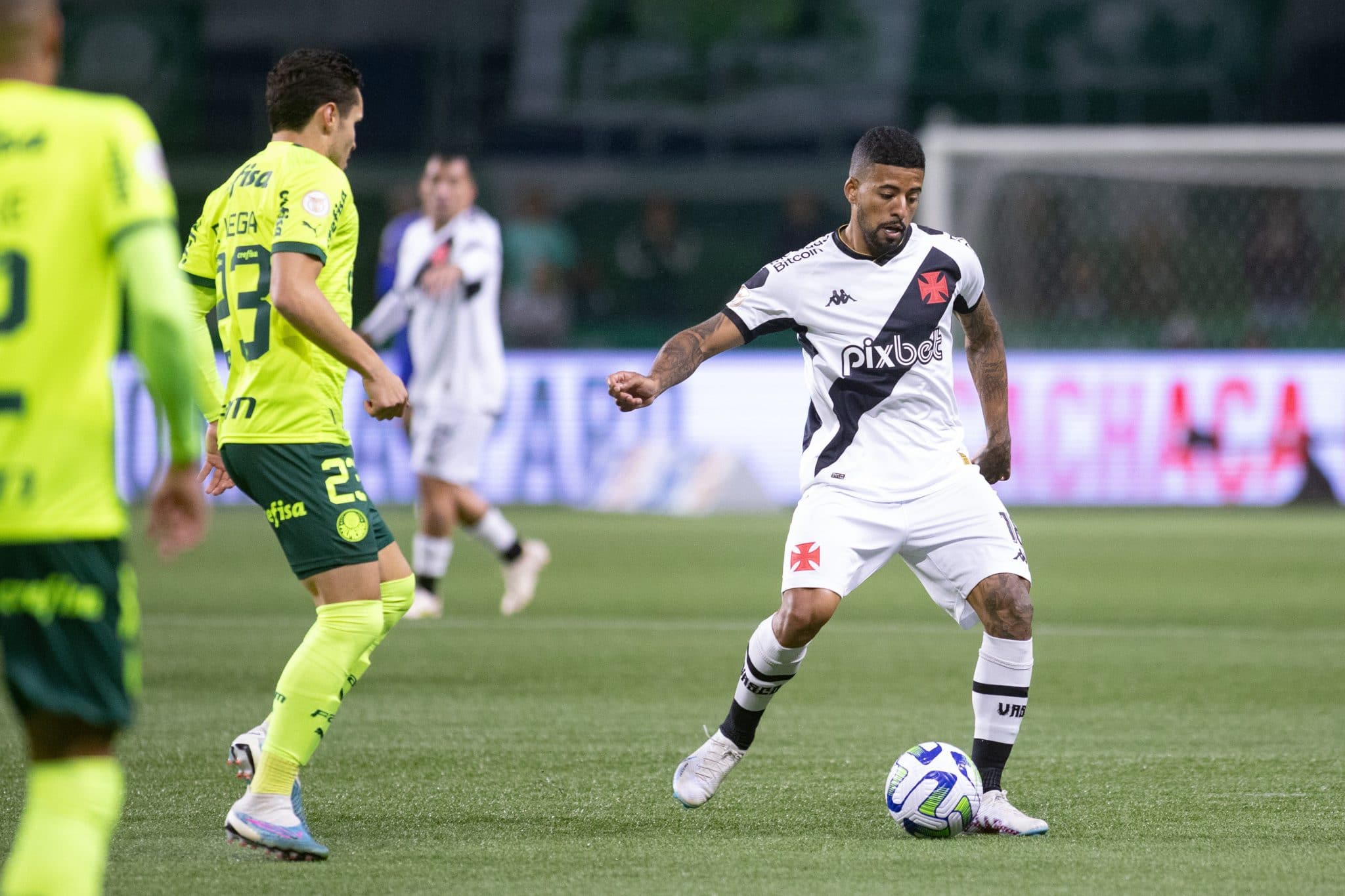 “Contra tudo e todos”: Vascaínos ficam enfurecidos com arbitragem em derrota para o Palmeiras